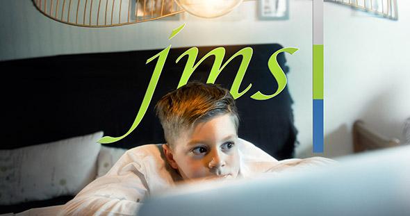 Video Musik verbindet abspielen Video-Thumbnail: Kind schaut auf einen Laptop-Bildschirm