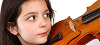 Symbolfoto: Mädchen spielt Geige