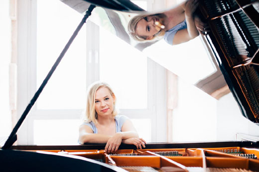 Anni Poikonen Foto von Anni Poikonen sitzend an einem Flügel