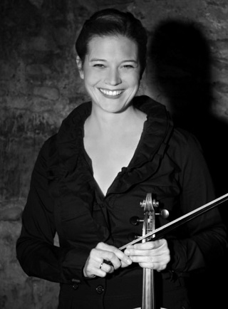 Karoline Kurzemann-Pilz SW-Foto von Karoline Kurzemann-Pilz mit Geige in der Hand.