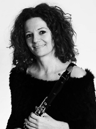 Sandra Schmid SW-Foto von Sandra Schmid mit einer Klarinette in der Hand.